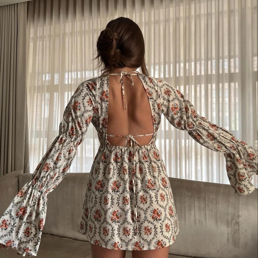 WEWOREWHAT DEEP V TIERED SLEEVE TIE BACK VICTORIAN FLORAL MINI DRESS MEDIUM